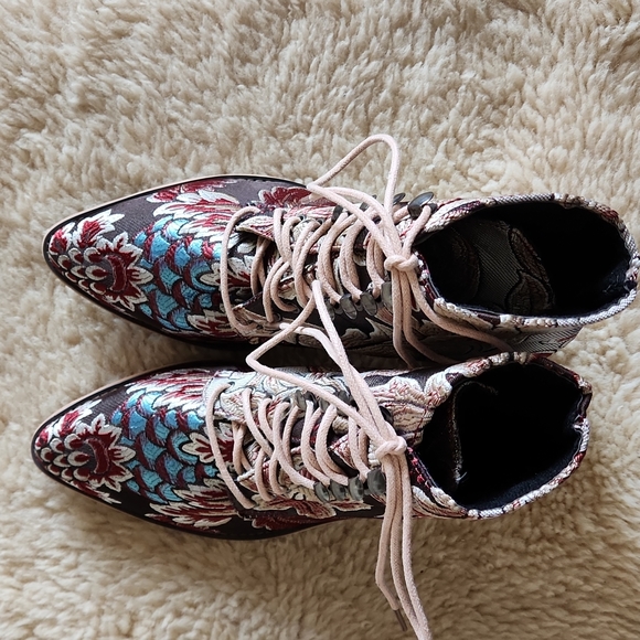 Fabulous NWOT Floral Tapestry Lace Up Cowgirl Western Boho Ankle Boots 👢 🤎💙 - Picture 7 of 16